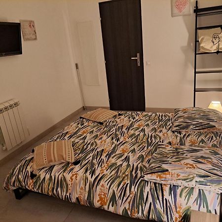 Sous Le Soleil Apartment Бандол Екстериор снимка